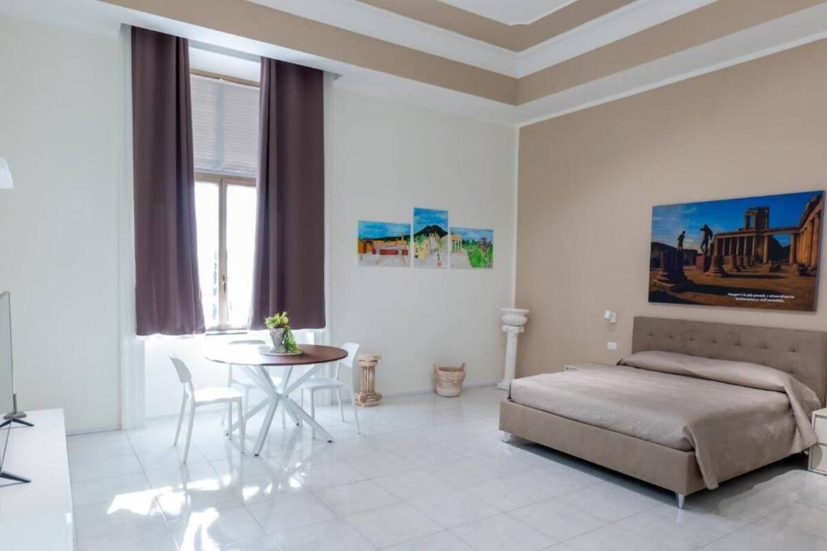 Phòng Suite, sân hiên, quang cảnh thành phố | Két bảo mật tại phòng, bàn, khu vực làm việc phù hợp cho laptop