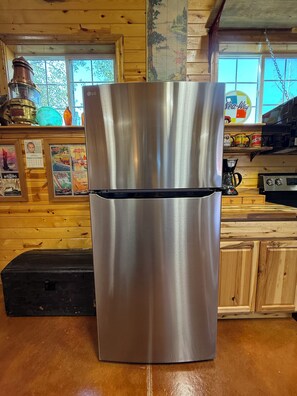 Private kitchen - Charming Boatbarn Glamping Modern Amenities (Pine Haven)