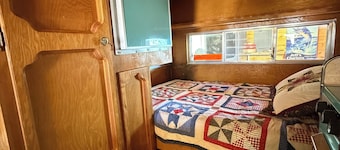 Charming Boatbarn Glamping Modern Amenities
