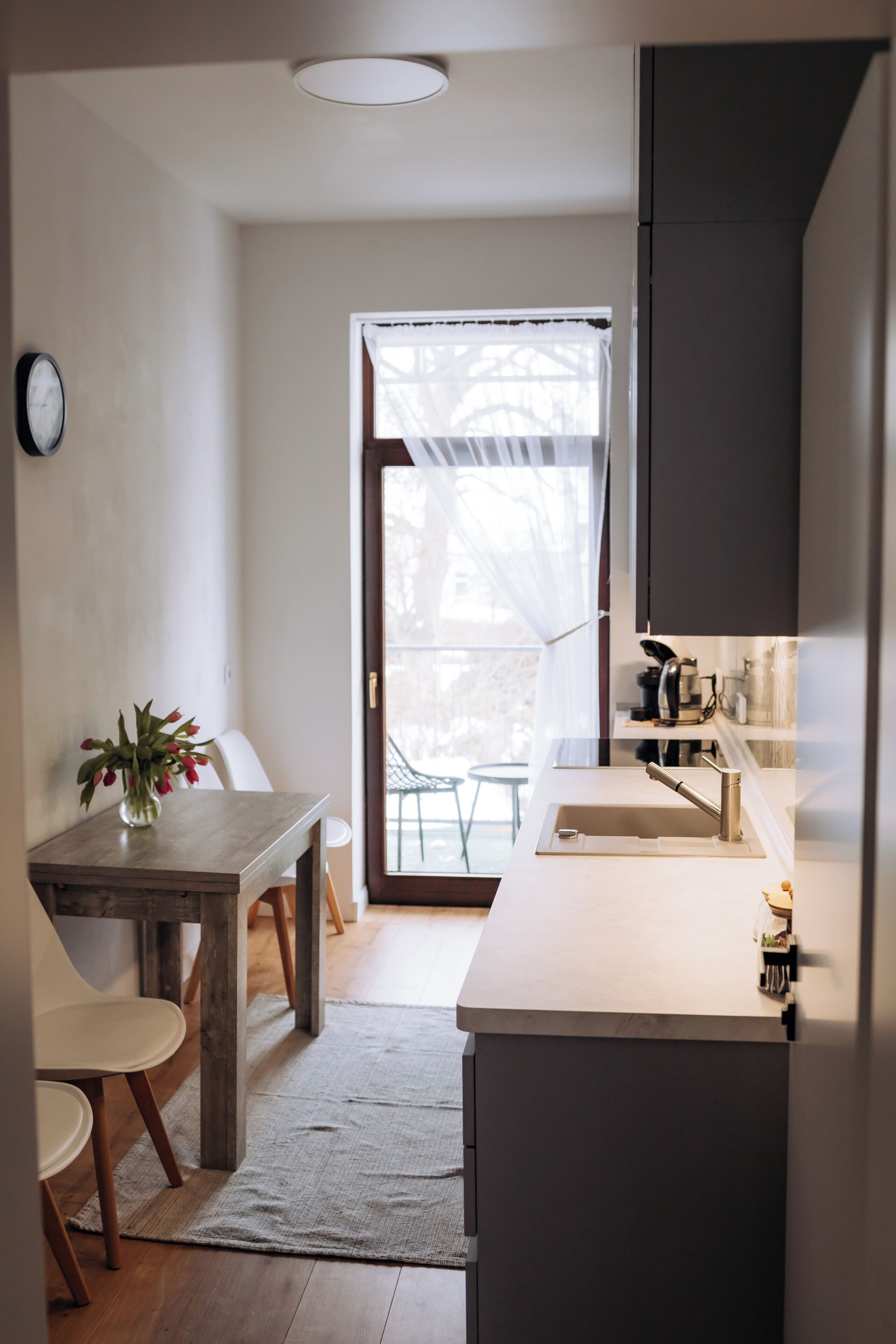 Wasserkocher mit Kaffee-/Teezubehör, Kühlschrank, Mikrowelle, Ofen