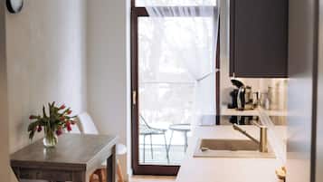 Wasserkocher mit Kaffee-/Teezubehör, Kühlschrank, Mikrowelle, Ofen
