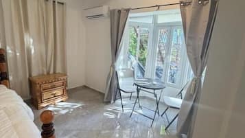 Deluxe Double Room, 1 Double Bed, Private Bathroom, Beach View | Interior