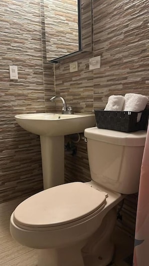 Habitación doble Deluxe, 1 cama matrimonial, baño privado, vista a la playa | Baño