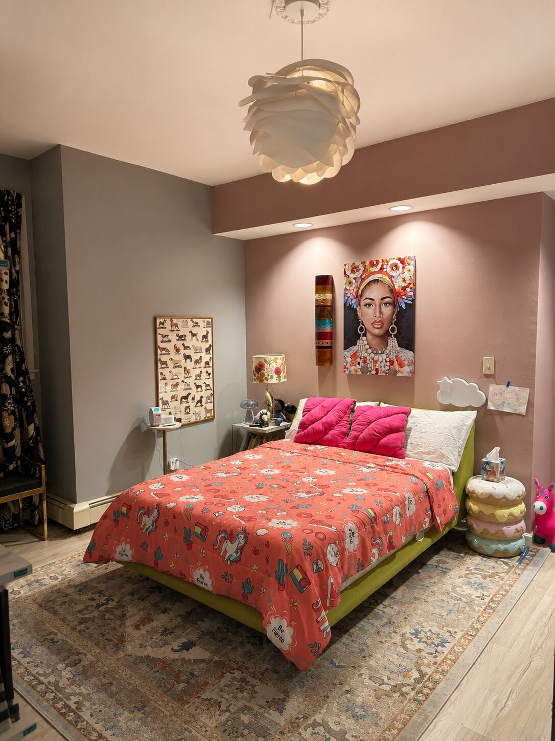 Un dormitorio con cama, alfombra, mesita de noche, lámpara y un cuadro en la pared.
