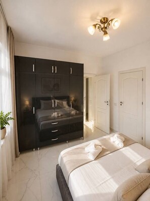Ein Schlafzimmer mit einem Bett, einem Kleiderschrank und einer Deckenleuchte.