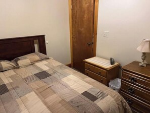 3 bedrooms, iron/ironing board, Internet, bed sheets