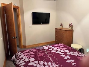3 bedrooms, iron/ironing board, internet, bed sheets