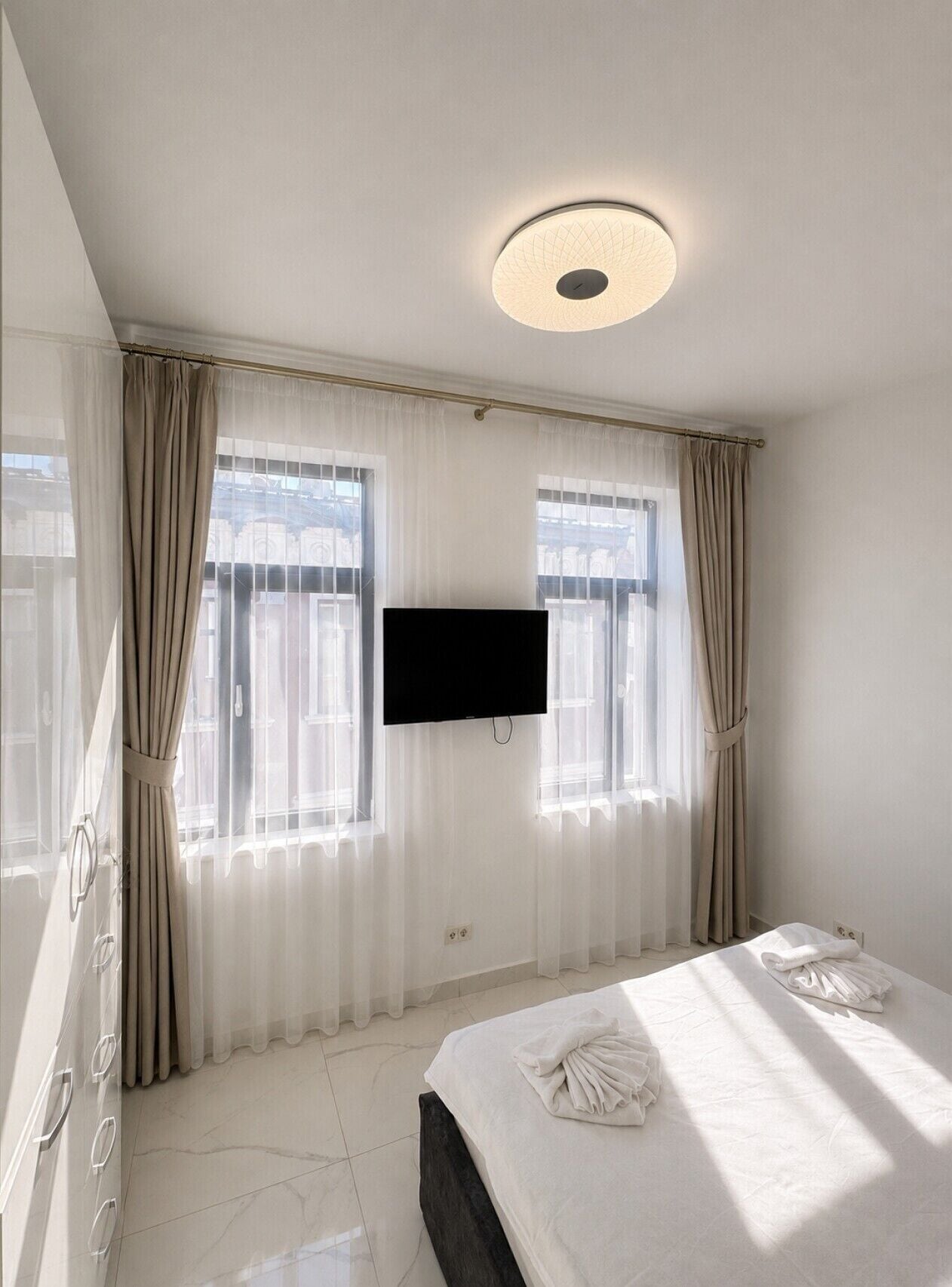 Iron/ironing board, WiFi, bed sheets