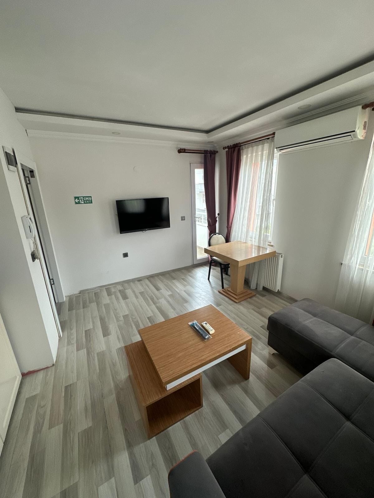Comfort suite, 1 slaapkamer, balkon | Woonruimte | Een 80-cm smart-tv met satellietzenders