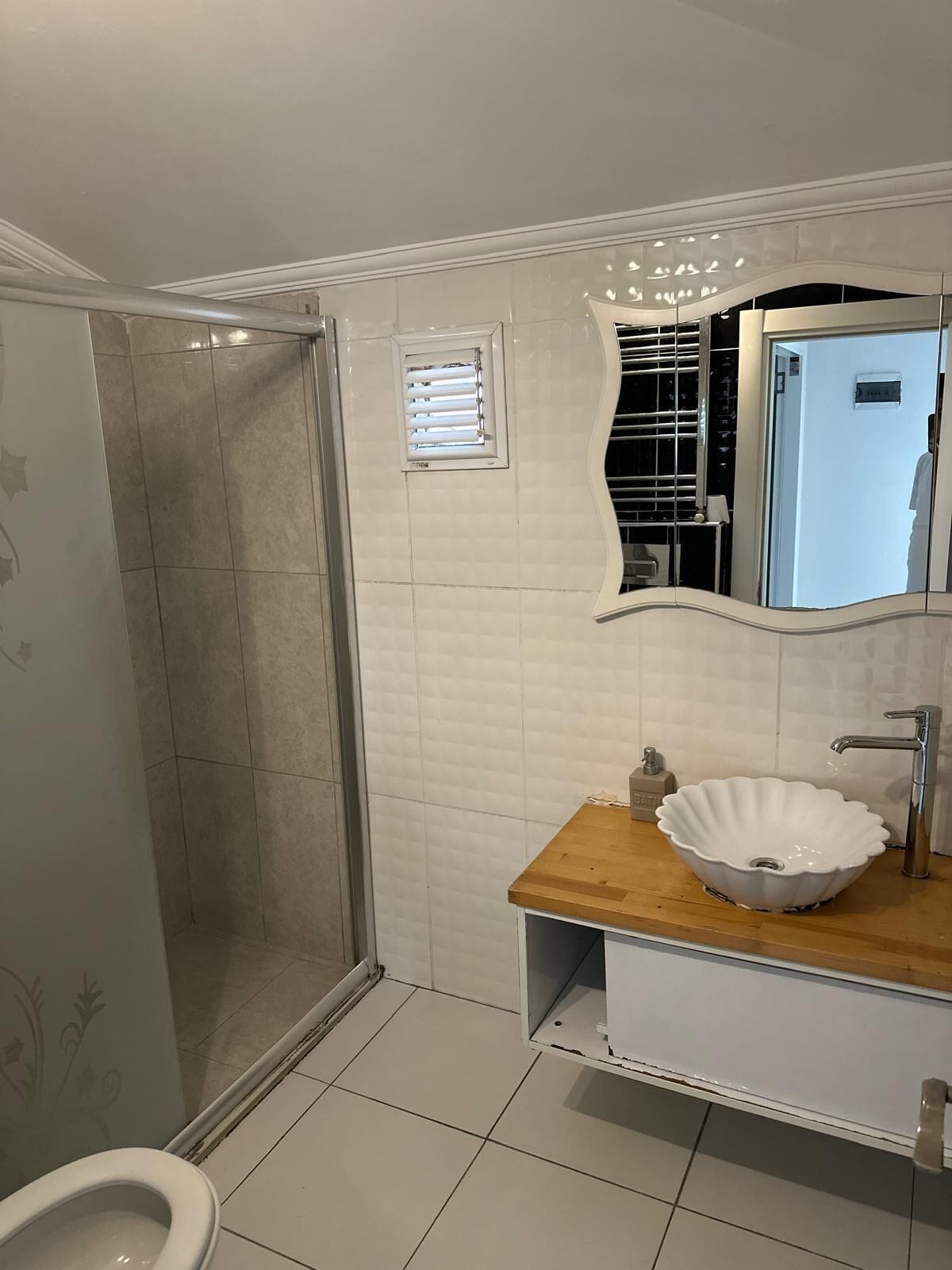 Habitación triple Confort, balcón, vistas al mar | Baño | Secador de pelo, toallas, jabón y champú
