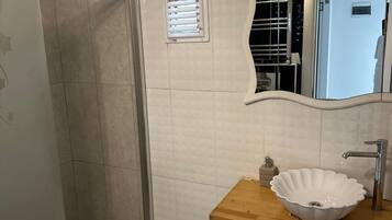 Habitación triple Confort, balcón, vistas al mar | Baño | Secador de pelo, toallas, jabón y champú