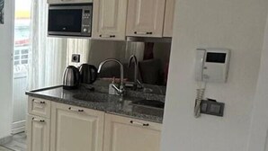 Phòng Suite tiện nghi đơn giản, 1 phòng ngủ, ban công | Bếp riêng | Tủ lạnh nhỏ