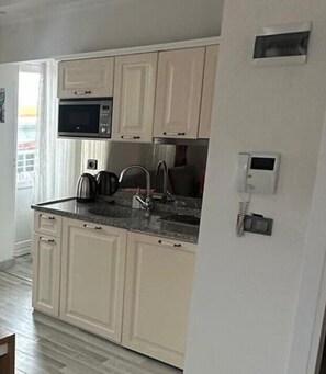 Suite Confort, 1 habitación, balcón | Cocina privada | Frigobar