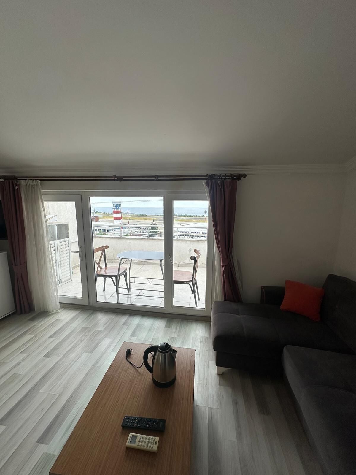 Habitación Confort, balcón, vistas al mar | Zona de estar | Smart TV de 80 cm con canales por satélite