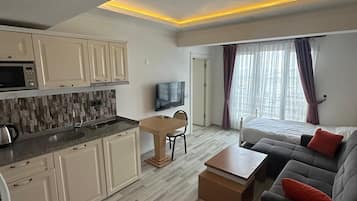 Suite Confort, balcón, vistas al mar | Ropa de cama hipoalergénica y colchones con acolchado adicional