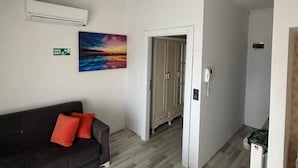 Phòng tiện nghi đơn giản, ban công, quang cảnh biển | Khu phòng khách | Smart TV 80-cm có truyền hình vệ tinh