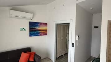 Habitación Confort, balcón, vistas al mar | Zona de estar | Smart TV de 80 cm con canales por satélite