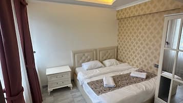 Suite Confort, 1 habitación, balcón | Ropa de cama hipoalergénica y colchones con acolchado adicional