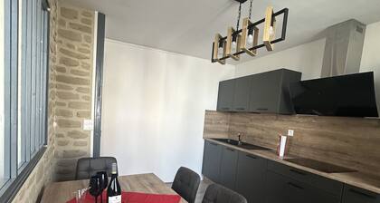 Wine-themed apartment—in the center of Tain l'Hermitage with a large garage.