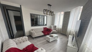 Ein modernes Wohnzimmer mit einer Couch, einem Sessel und einem Couchtisch.