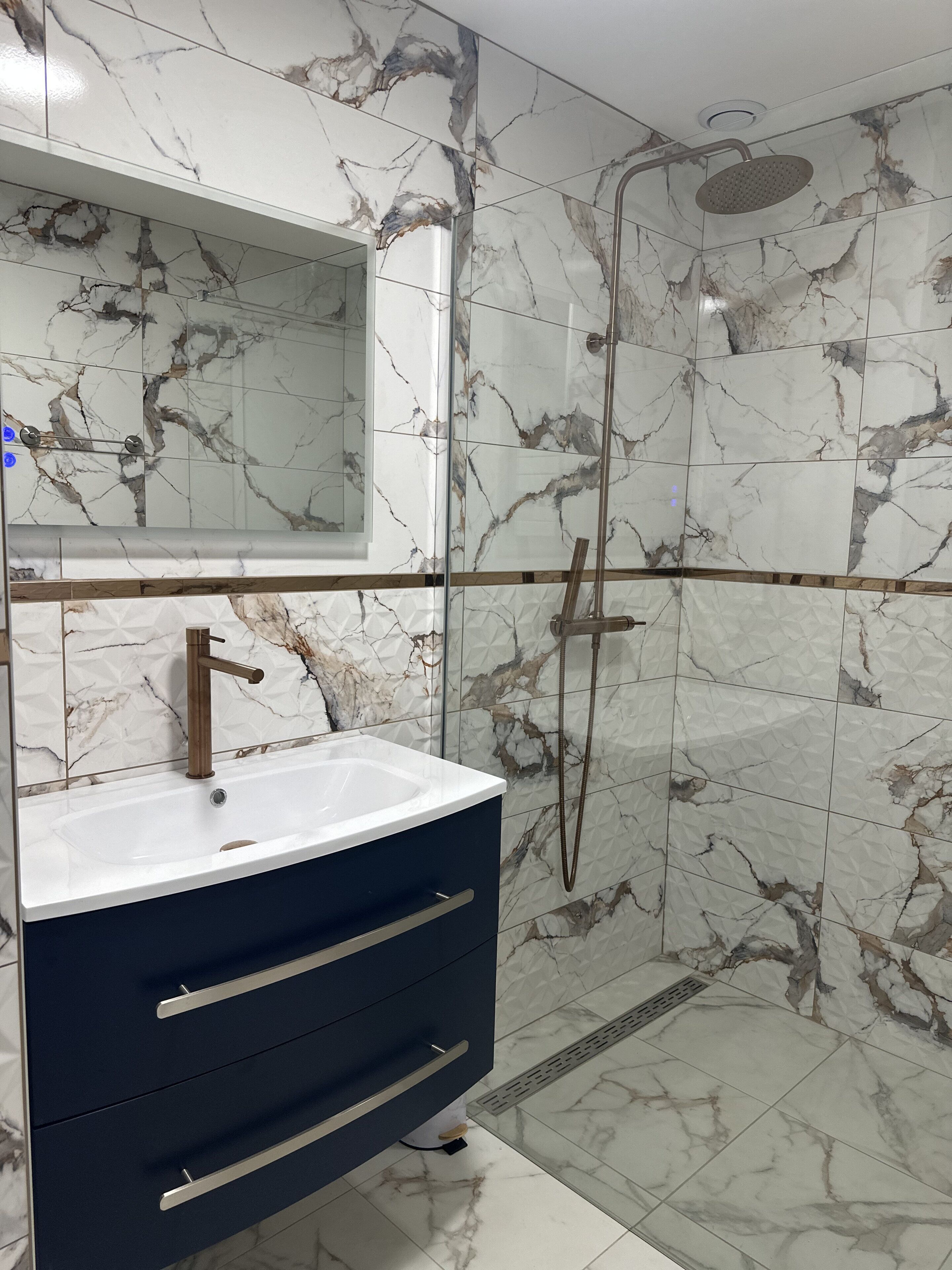 Douche, sèche-cheveux, serviettes fournies, savon