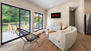 Televisión, chimenea y oficina 