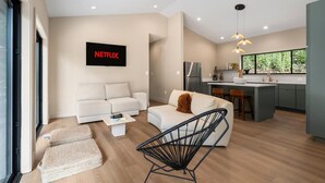 Televisión, chimenea y oficina 