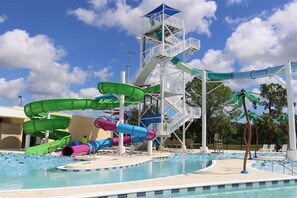 Ein Wasserpark mit mehreren Wasserrutschen und einem Poolbereich.