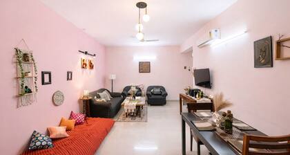 Luxury 3BR Apartment with Pool, Gym & Near Taj Mahal