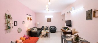 Luxury 3BR Apartment with Pool, Gym & Near Taj Mahal