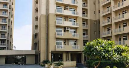 Luxury 3BR Apartment with Pool, Gym & Near Taj Mahal