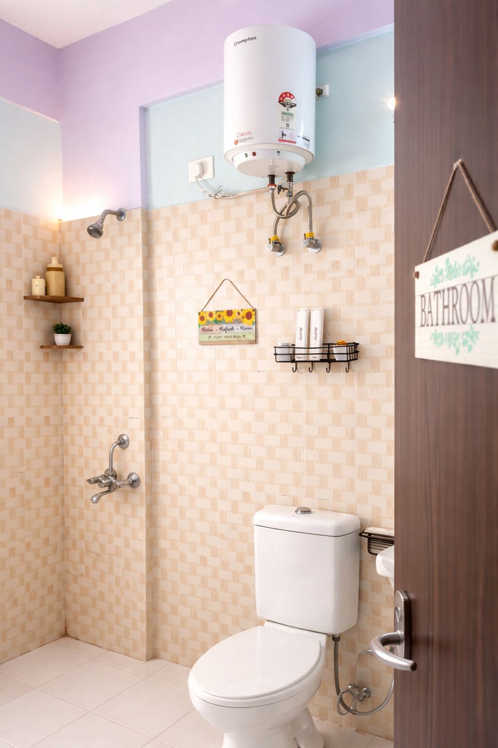 Een badkamer met een toilet, een douche en een wandradiator. Er staat een bord dat de locatie van de badkamer aangeeft.