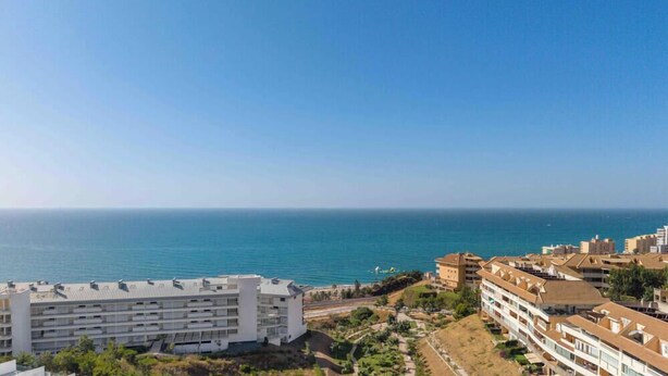 A coastal hotel with multiple floors, a view of the sea, and a clear sky. - Casa Lisa-New 3bed with stunning Sea-views in Fuengirola (Fuengirola)