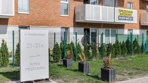 A residential building with a sign indicating a new apartment. - Elegant Apartment Near Vitsula River (Łódź)