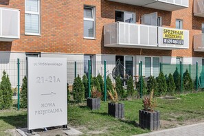 Ein Wohngebäude mit einem Schild, das eine neue Wohnung ankündigt.