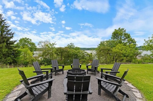 Lakeview House: Hot Tub, Speakeasy, Firepit, Gameroom