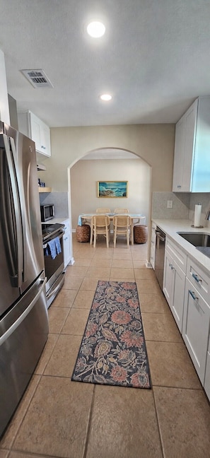 Private kitchen - Coastal Retreat with Private Pool - St. Pete Beach (St. Pete Beach)