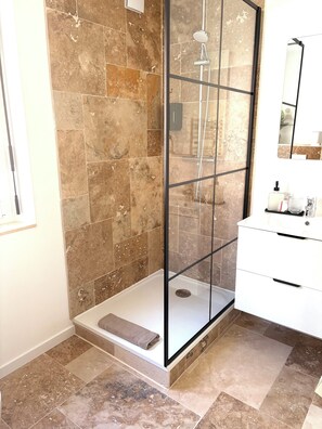A bathroom with a glass-enclosed shower, a white sink, and a mirror. - Le Mocopek Vacation Rental (sleeps 5) (Bolbec)