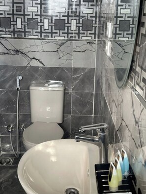 A bathroom with a toilet, sink, and shower. - Vista Pyramids Boutique Hotel (Giza)