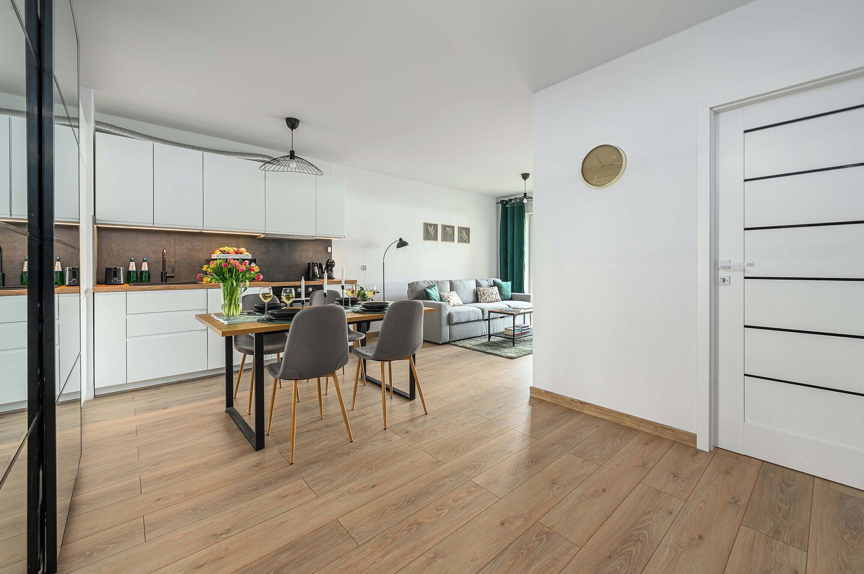 Un apartamento moderno con comedor, cocina y sala de estar.