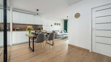 Un apartamento moderno con comedor, cocina y sala de estar.