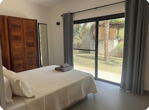 Tabla de planchar con plancha, wifi y ropa de cama 