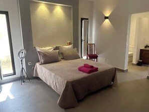 4 bedrooms, iron/ironing board, WiFi (free), bed sheets