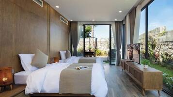 Una camera d'albergo moderna con un letto grande, una televisione e vista sull'esterno.