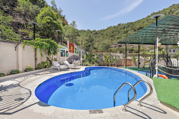 Una piscina al aire libre