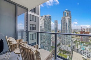 A balcony with a view of high-rise buildings and a construction site. - Skyline Views Condo | Pool | Gym | Near Kaseya (Miami)