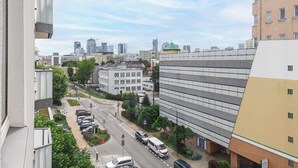 Un paysage urbain avec des bâtiments modernes, un parking et un ciel dégagé.