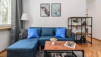 Een moderne woonkamer met een modulaire bank, een salontafel en een boekenkast.
