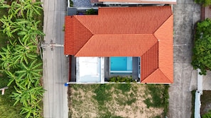 An aerial view of a building with a red roof, a swimming pool, and surrounding greenery. - Le Cocon Villa 3 Bedrooms with pool (Chang Wat Surat Thani)