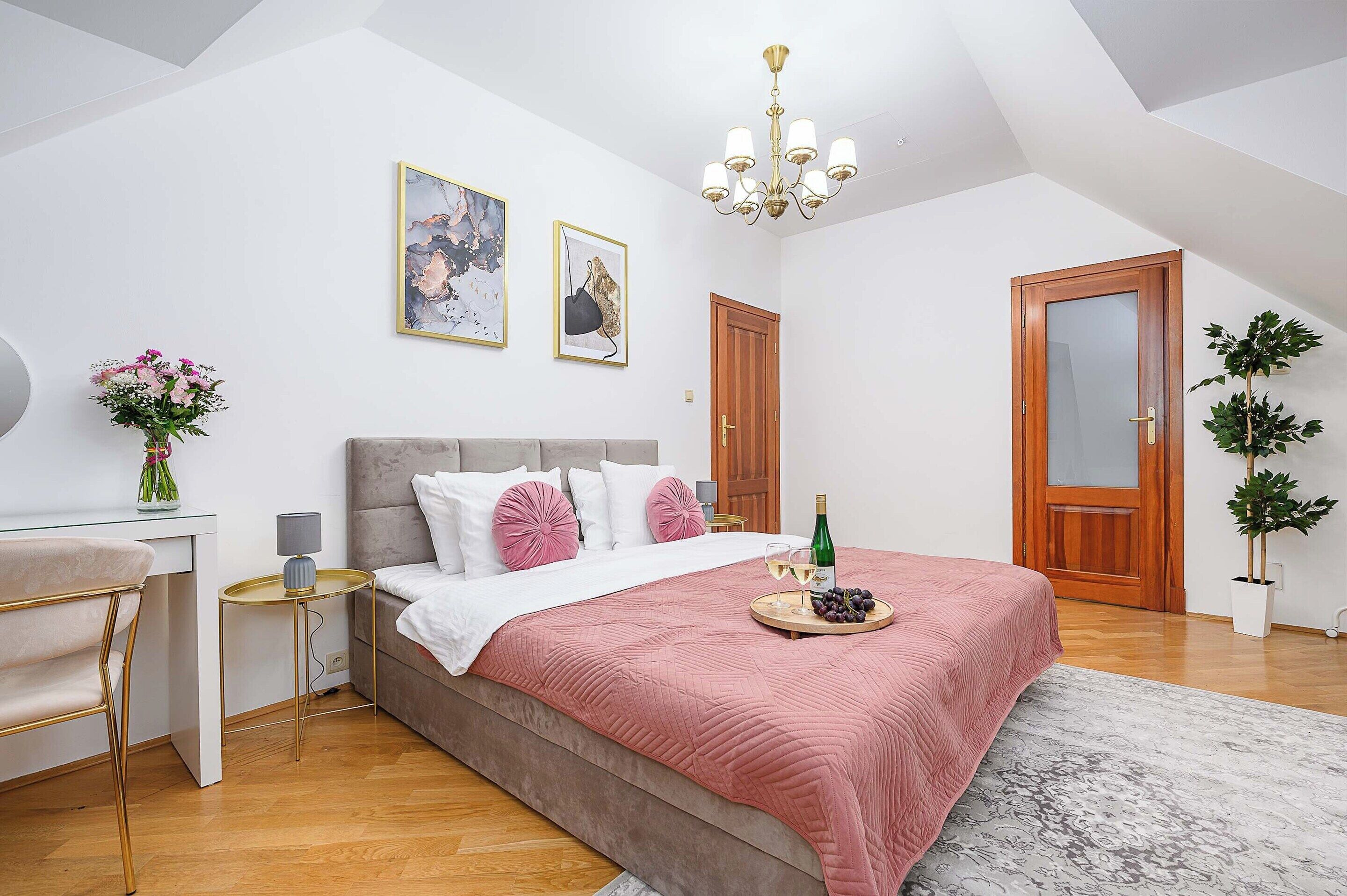 House | 5 bedrooms, laptop workspace, iron/ironing board, bed sheets